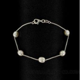 Bracelet argent et cinq perles de culture d'eau douce.