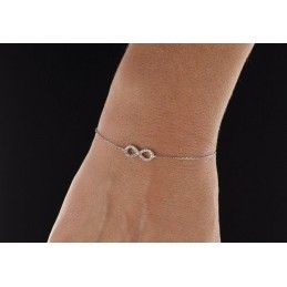 Bracelet infini et pierres transparentes