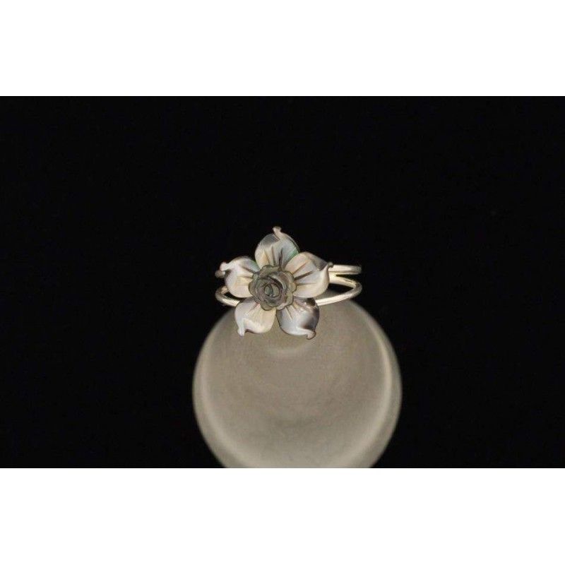Bague anneaux argent fleur de nacre grise. Bague anneaux argent fleur de nacre grise.