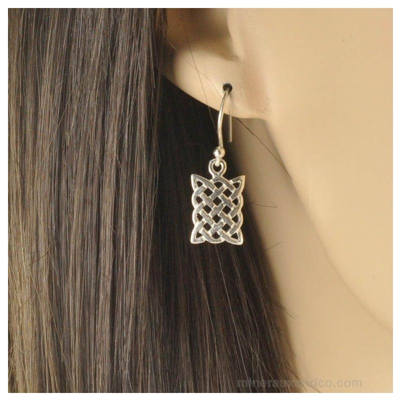 Boucles d'oreilles croisées argent.