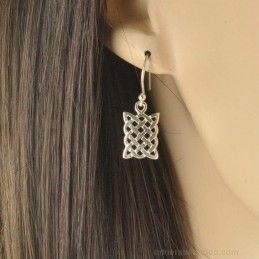 Boucles d'oreilles croisées argent.