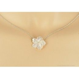 Pendentif chaîne argent 925 et fleur de nacre blanche.