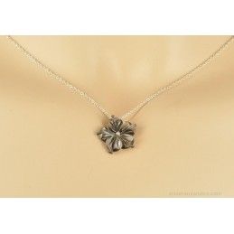 Pendentif chaîne argent 925 et fleur de nacre blanche.