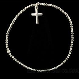 Bracelet élastique petites perles et croix d'argent.