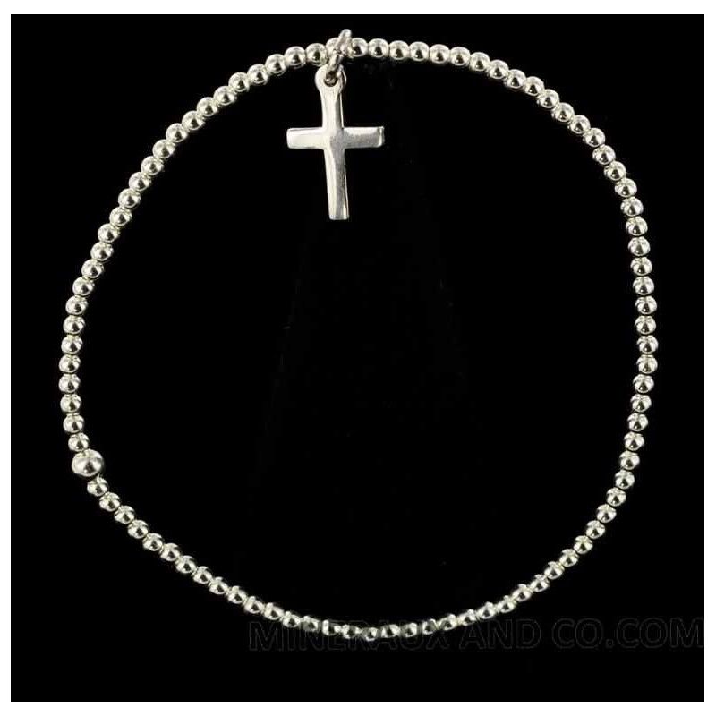 Bracelet élastique petites perles et croix d'argent.