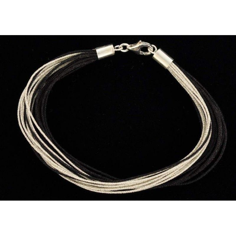 Bracelet fil de soie noir et argenté avec fermoir en argent. Bracelet fil de soie noir et argenté avec fermoir en argent.