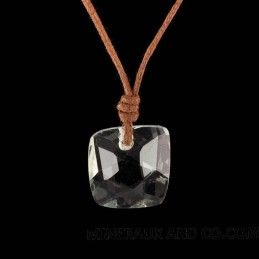 Pendentif cristal de roche facetté et cordon.
