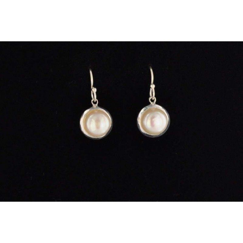 Boucles d'oreilles en perles blanches serties et argent 925.