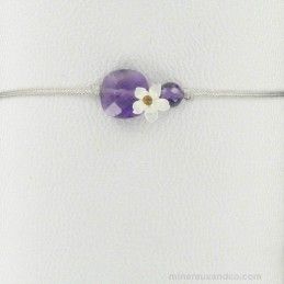 Bracelet améthyste facettée et fleur de nacre blanche sur cordon