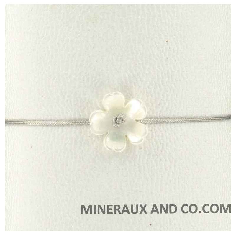 Bracelet fleur de nacre blanche et cordon nylon coulissant