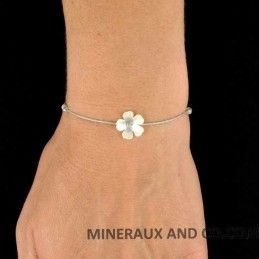Bracelet fleur de nacre blanche et cordon nylon coulissant