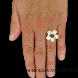 Bague anneau argent 925 fleur de nacre grise et rose.