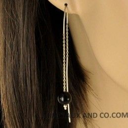 Boucles d'oreilles chaînes pendantes et perles d'onyx.