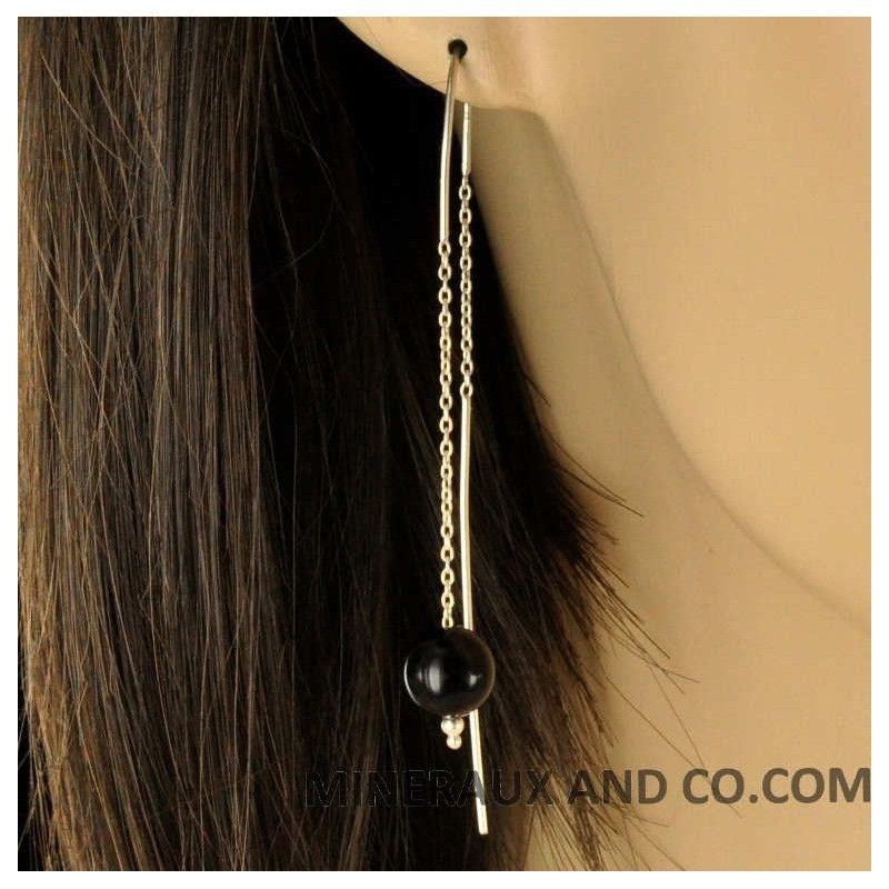 Boucles d'oreilles chaînes pendantes et perles d'onyx.