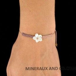 Bracelet fleur de nacre blanche et cordon macramé coulissant