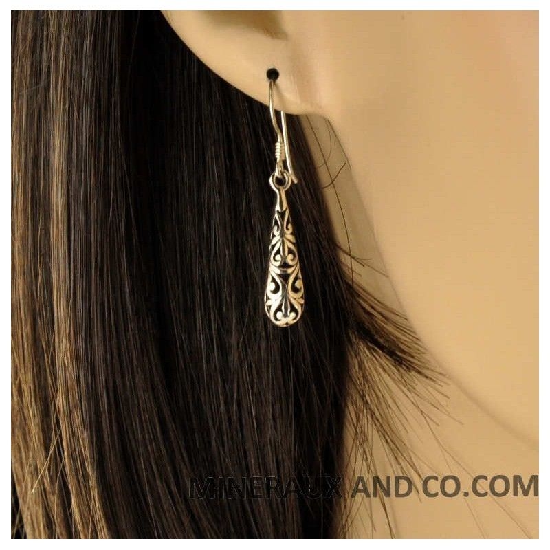 Boucles d'oreilles goutte argent.