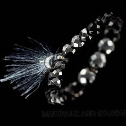 Bracelet perles d'onyx et d'hématite facettée avec pompon.