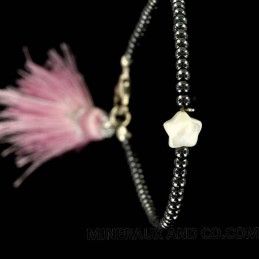 Bracelet perles d'hématite et étoile de nacre avec pompon.