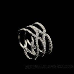 Bague en argent sertie de pierres