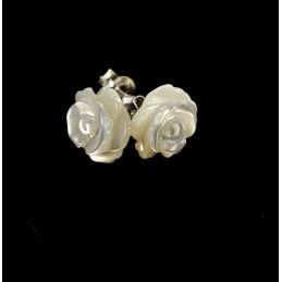 Boucles d'oreilles et roses de nacre blanche