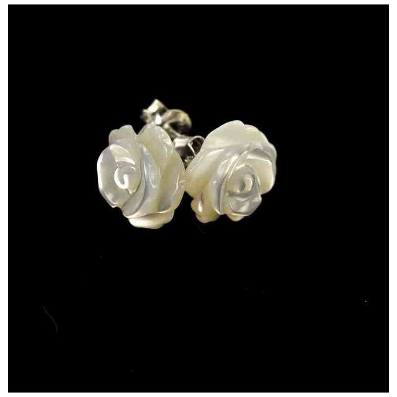 Boucles d'oreilles et roses de nacre blanche