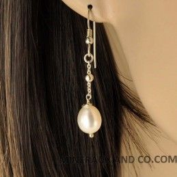 Boucles d'oreilles perle blanche et chaînettes.