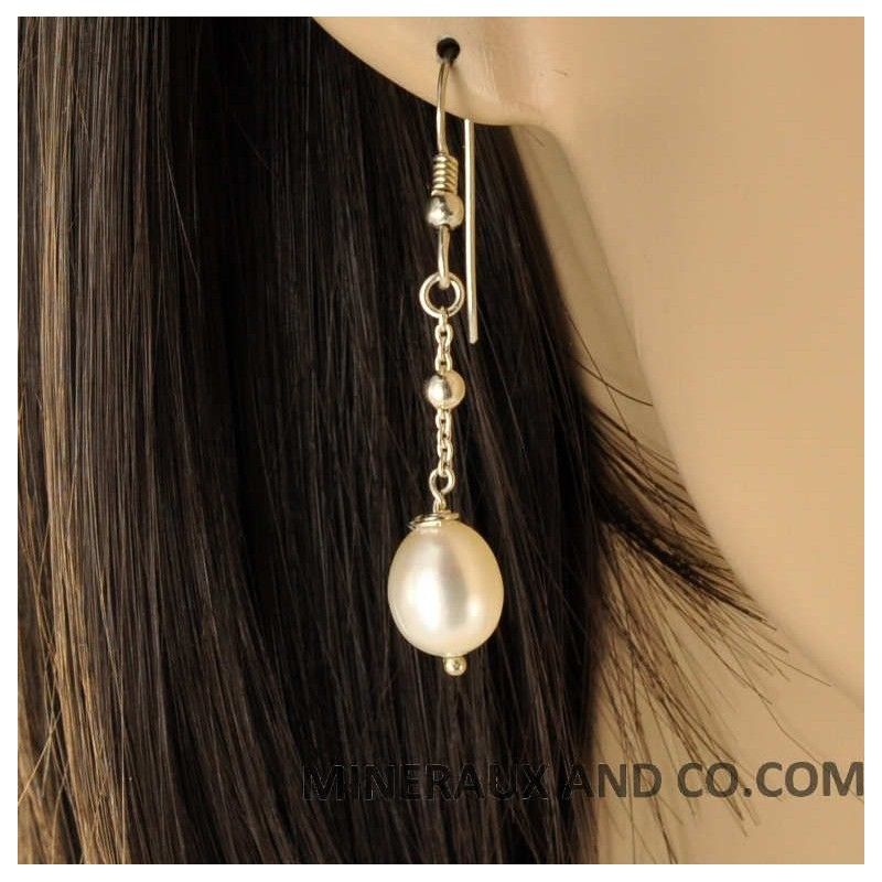 Boucles d'oreilles perle blanche et chaînettes.