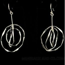 Boucles d'oreilles rondes mobiles.