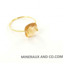 Bague anneau plaqué or et zirconium carré jaune.