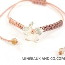 Bracelet fleur de nacre blanche et cordon macramé coulissant