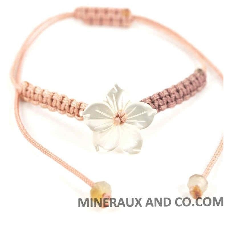 Bracelet fleur de nacre blanche et cordon macramé coulissant