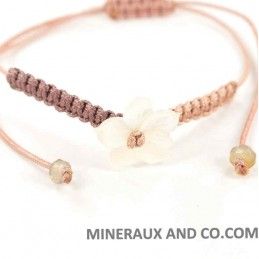 Bracelet fleur de nacre blanche et cordon macramé coulissant