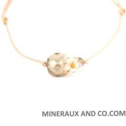 Bracelet quartz fumé facetté et fleur de nacre blanche sur cordon