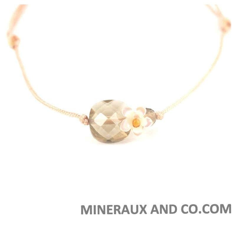 Bracelet quartz fumé facetté et fleur de nacre blanche sur cordon