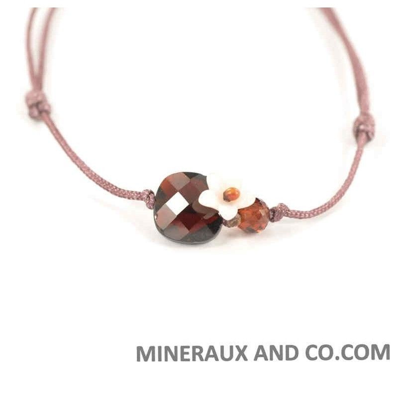 Bracelet cordon et grenat.