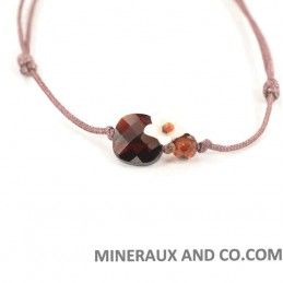 Bracelet cordon et grenat.