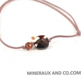 Bracelet cordon et grenat.