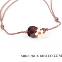 Bracelet cordon et grenat.