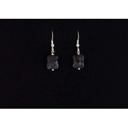 Boucles d'oreilles en argent 925 et coussin facetté en onyx noir.