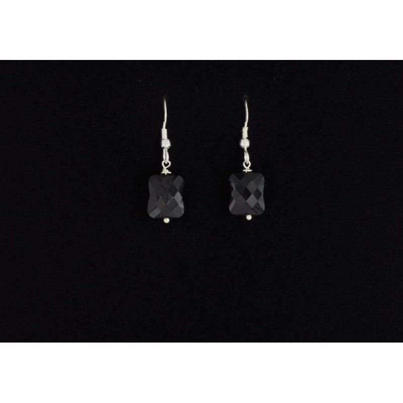 Boucles d'oreilles en argent 925 et coussin facetté en onyx noir.