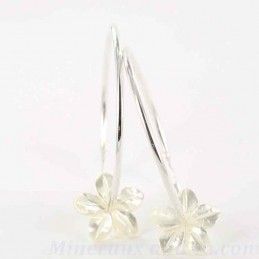 Boucles d'oreilles créole fleurs de nacre blanche et argent 925.