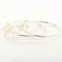 Boucles d'oreilles créole fleurs de nacre blanche et argent 925.