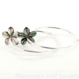 Boucles d'oreilles créole fleurs de nacre grise et argent 925.