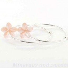 Boucles d'oreilles créole fleurs de nacre blanche et argent 925.