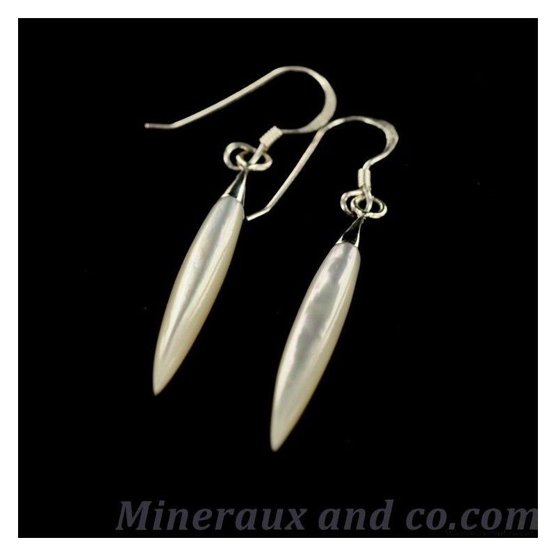 Boucles d'oreilles pointe de nacre et argent.