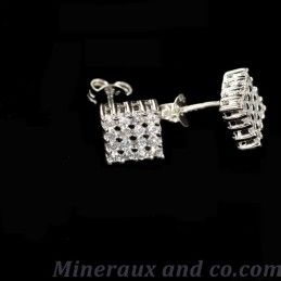 Bouton d'oreilles carré zirconiums et argent rodhié.