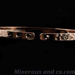 Bracelet plat or rose martelé.