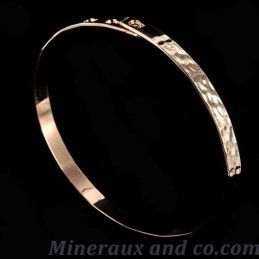 Bracelet plat or rose martelé.