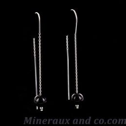 Boucles d'oreilles chaînes pendantes et perles d'onyx.