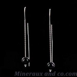 Boucles d'oreilles chaînes pendantes et perles d'onyx.